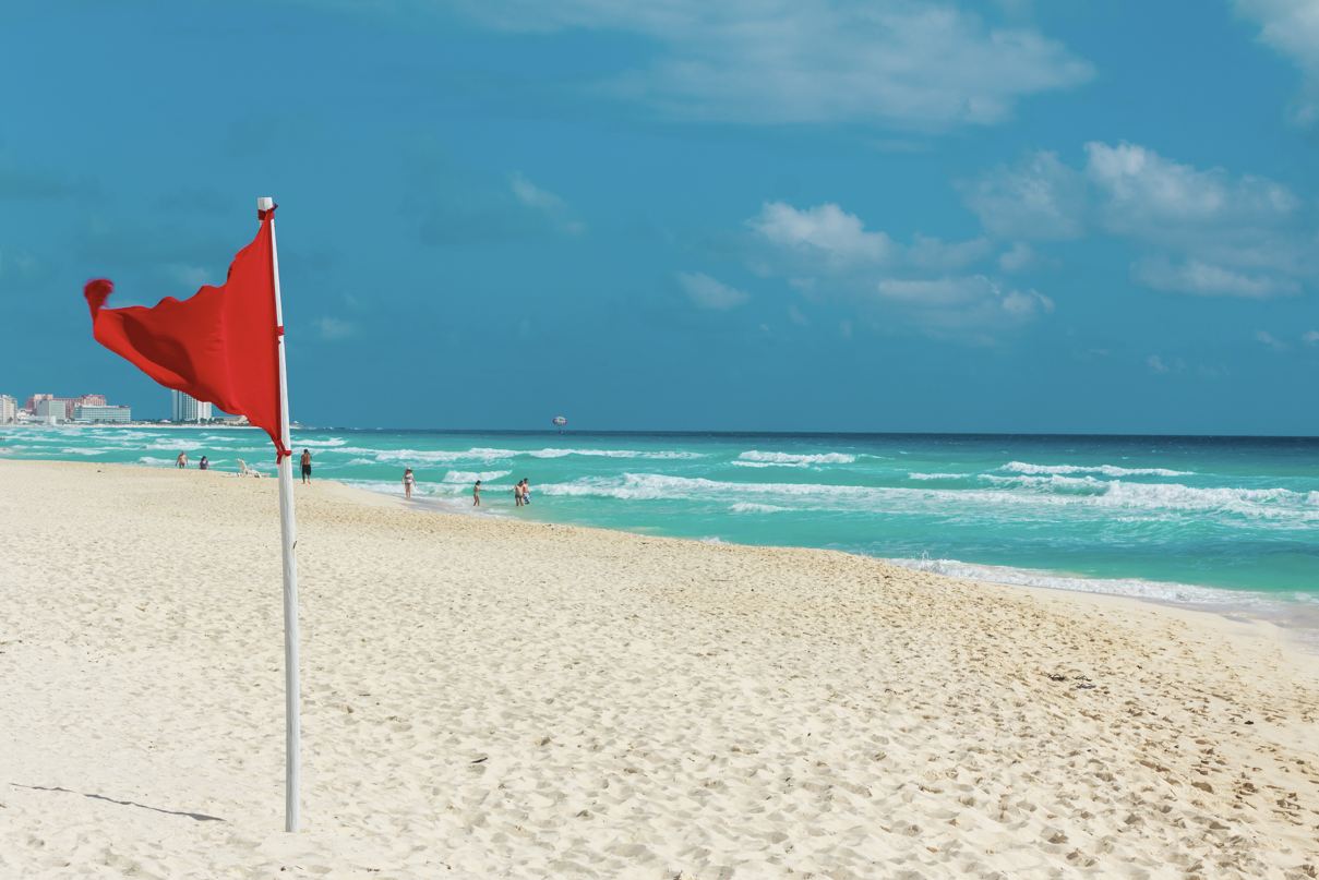 Los turistas oficiales advierten que sean cautelosos en las playas de Cancún después de la tragedia