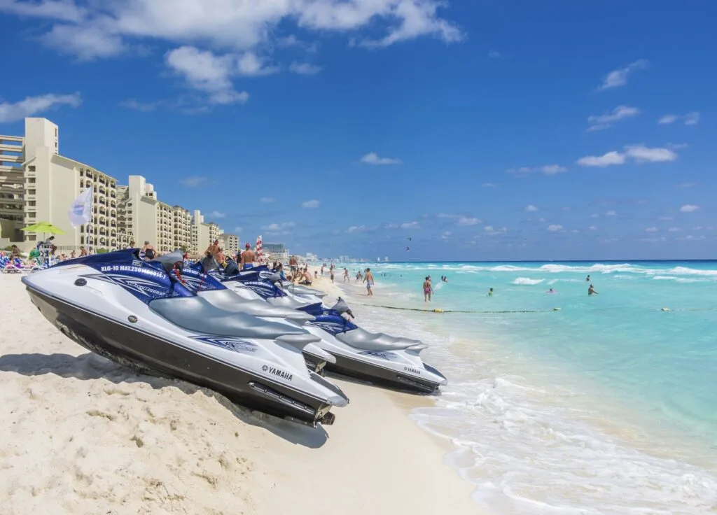 busy sunny day cancun
