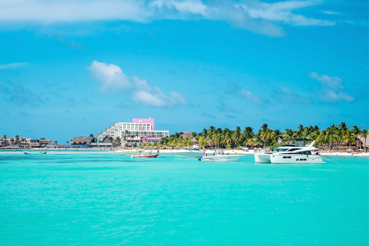 Boats and a yacht in Cancun