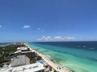 Cancun Vows To Keep City Beaches Clear Of Sargassum With Over 340 Employees