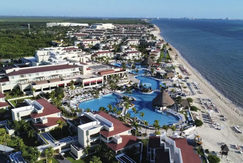 The Moon Palace Paradox: Why It's One of Cancun's Most Loved (and Criticized) Resorts