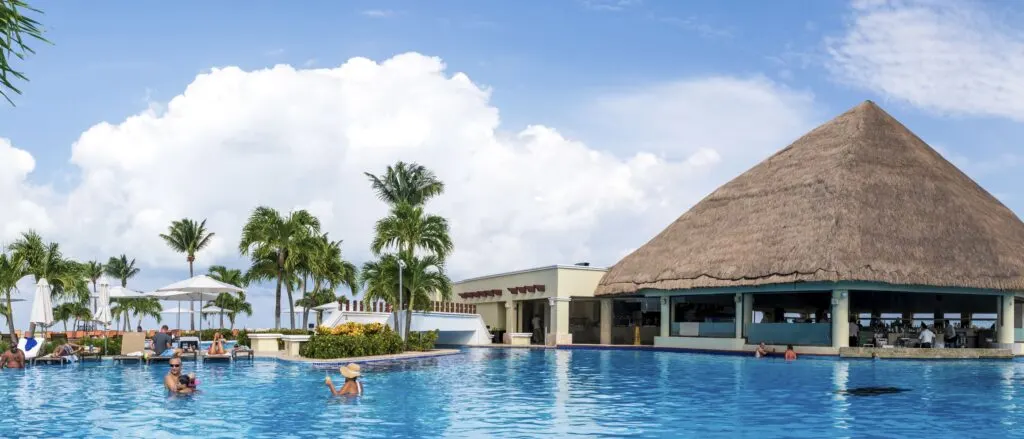 Moon Palace Swim up bar