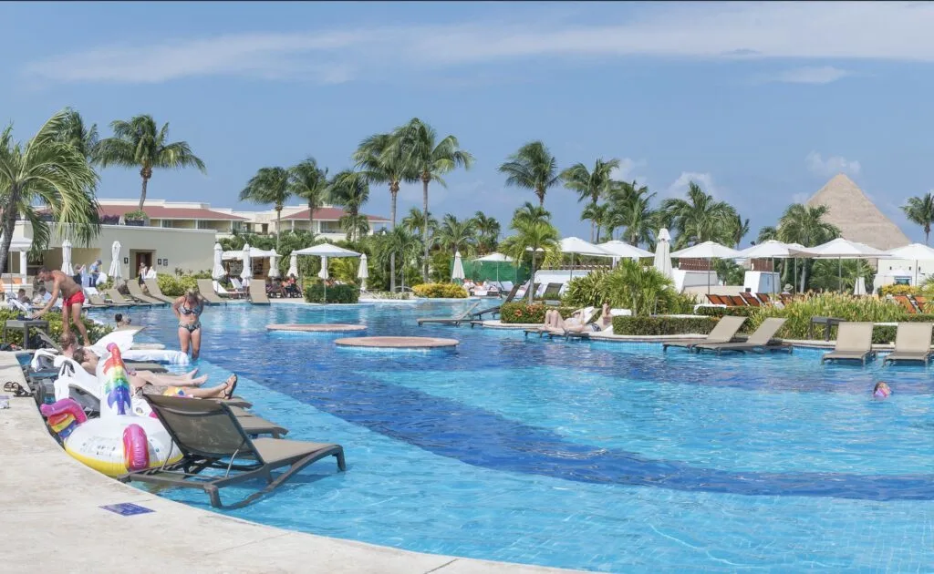 Moon Palace resort Pool tourists