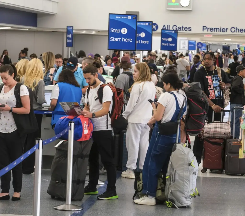 Passengers-waiting-in-Line-at-United-Check-In-Counter.jpg