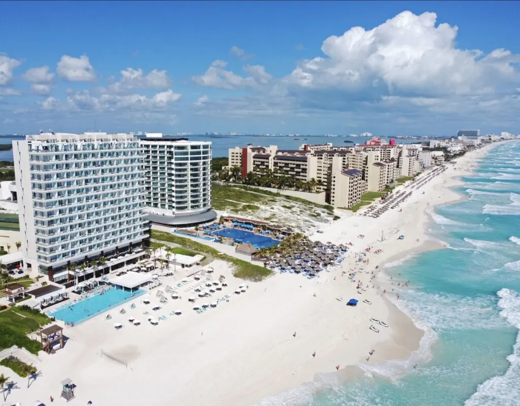 Resort Hotels Pool in Cancun Hotel Zone