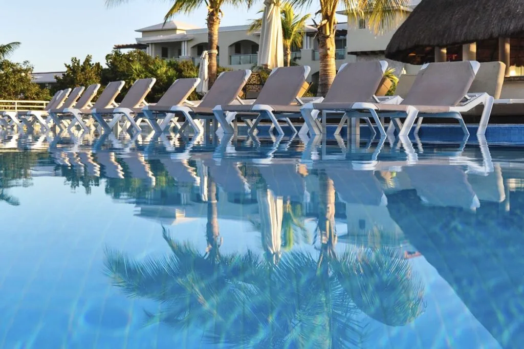 Sunbed Standoff Huge Cancun Resort Says No Reserving Pool Chairs