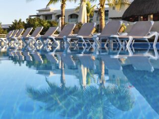 Sunbed Standoff Huge Cancun Resort Says No Reserving Pool Chairs