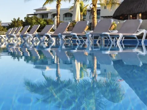 Sunbed Standoff Huge Cancun Resort Says No Reserving Pool Chairs