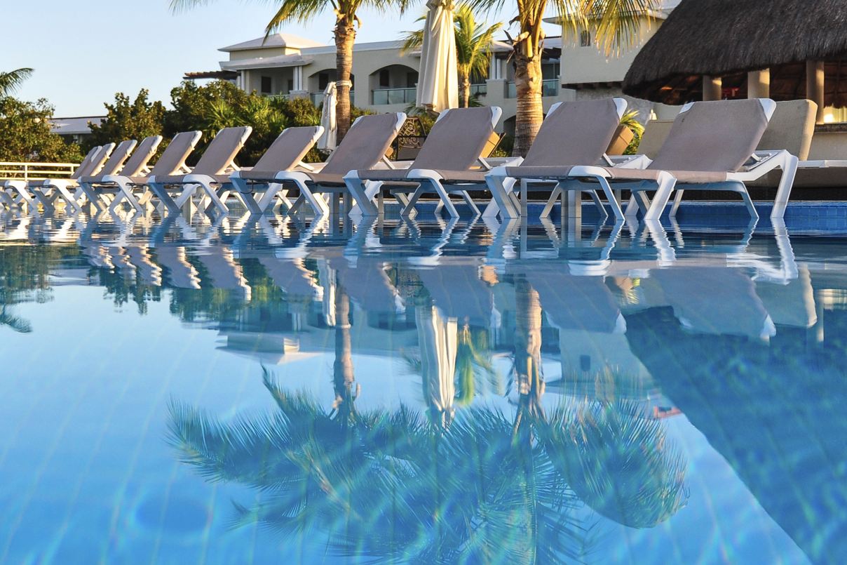 Sunbed Standoff enorme Cancún Resort dice que no se reservan sillas de piscina