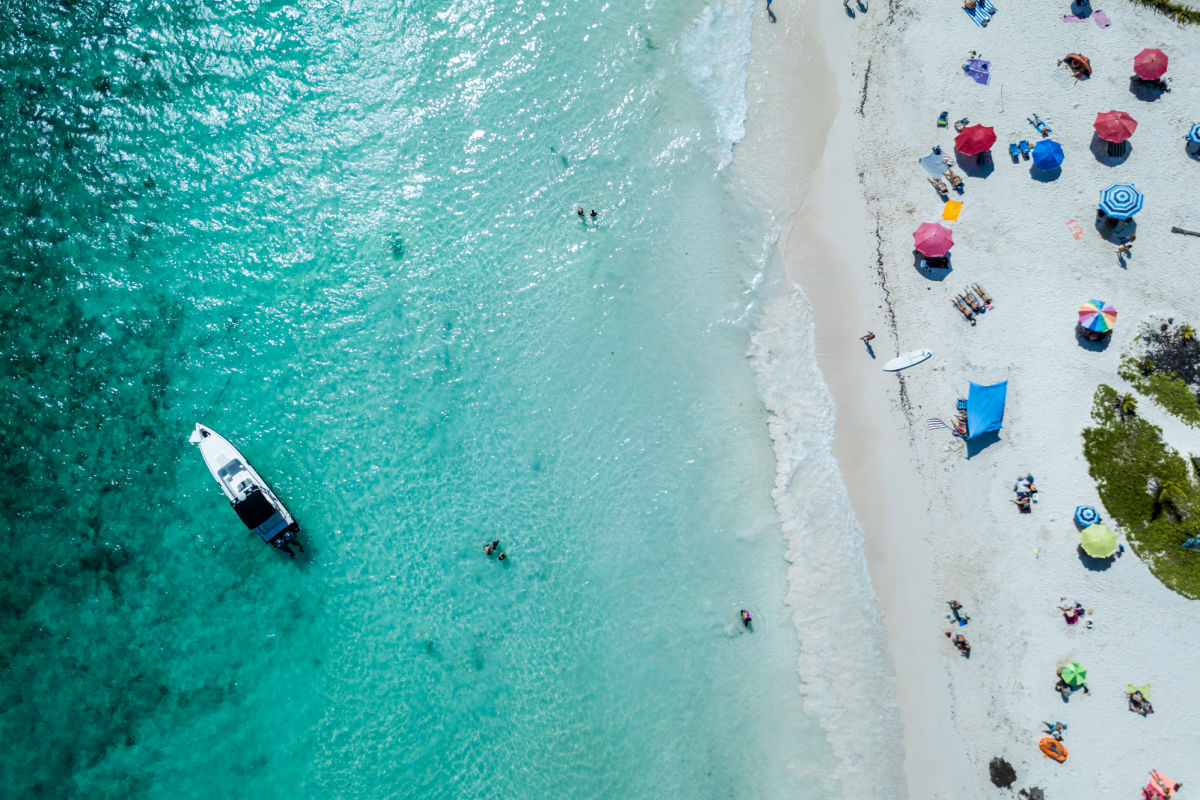 Vista desde un dron en una hermosa playa en XPU-Ha en la costa caribeña de México