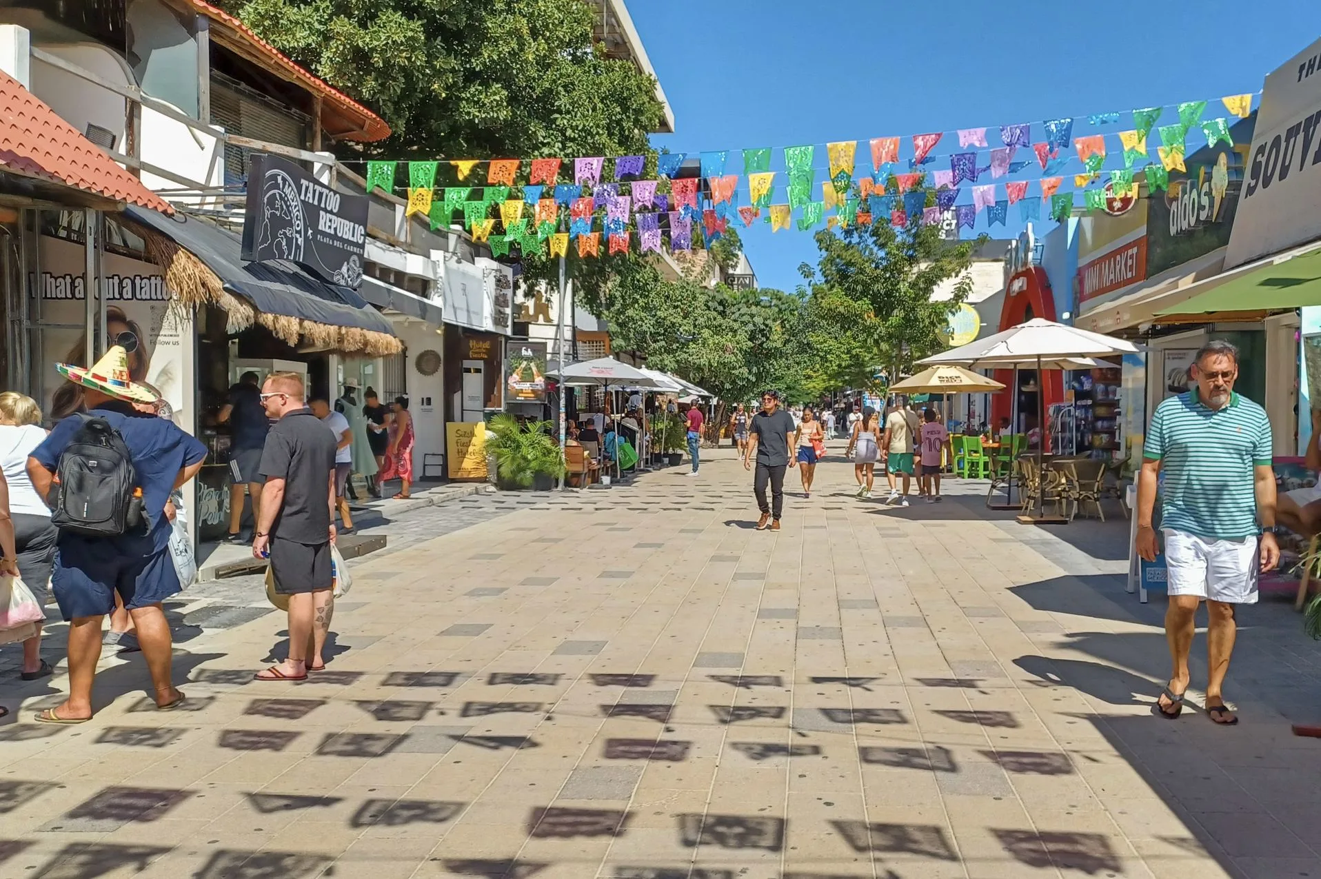 tourists in blazing heat Playa Del Carmen