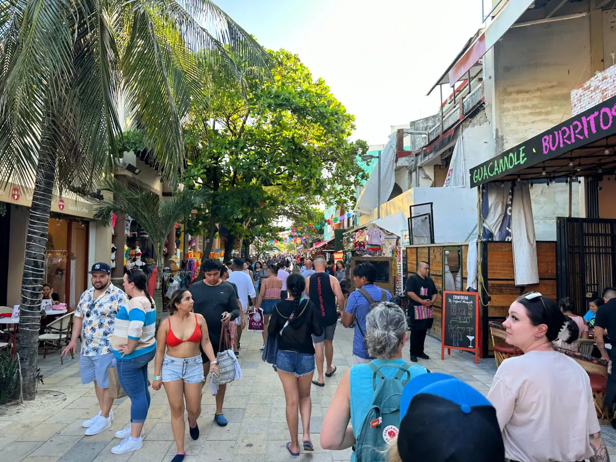 People walking on 5th Avenue in Playa del Carmen.HEIC
