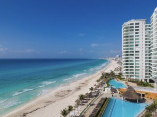The 20-Dollar Trick Does it Actually Work for a Room Upgrade in Cancun