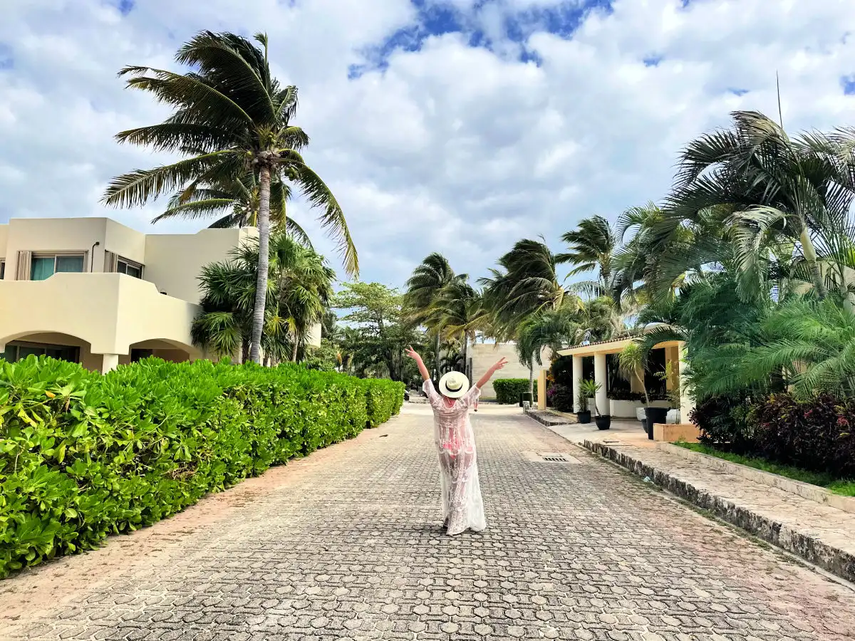 Woman standing in Playacar.HEIC