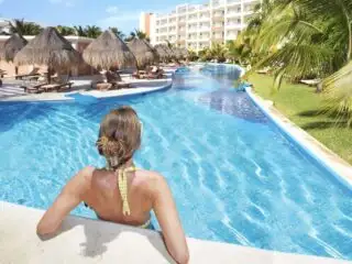 Why They Actually Offer To Take Your Photos At Cancun Resorts
