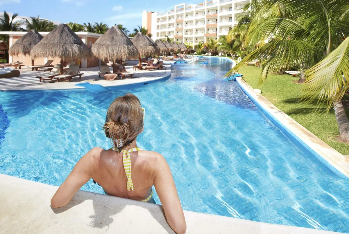 Why They Actually Offer To Take Your Photos At Cancun Resorts