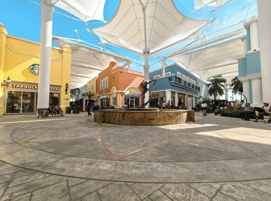 Cancun Starbucks La Isla mall