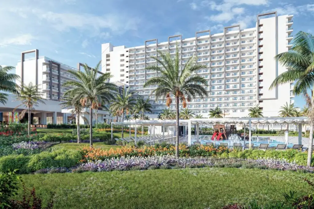 Garden and pool area Riu