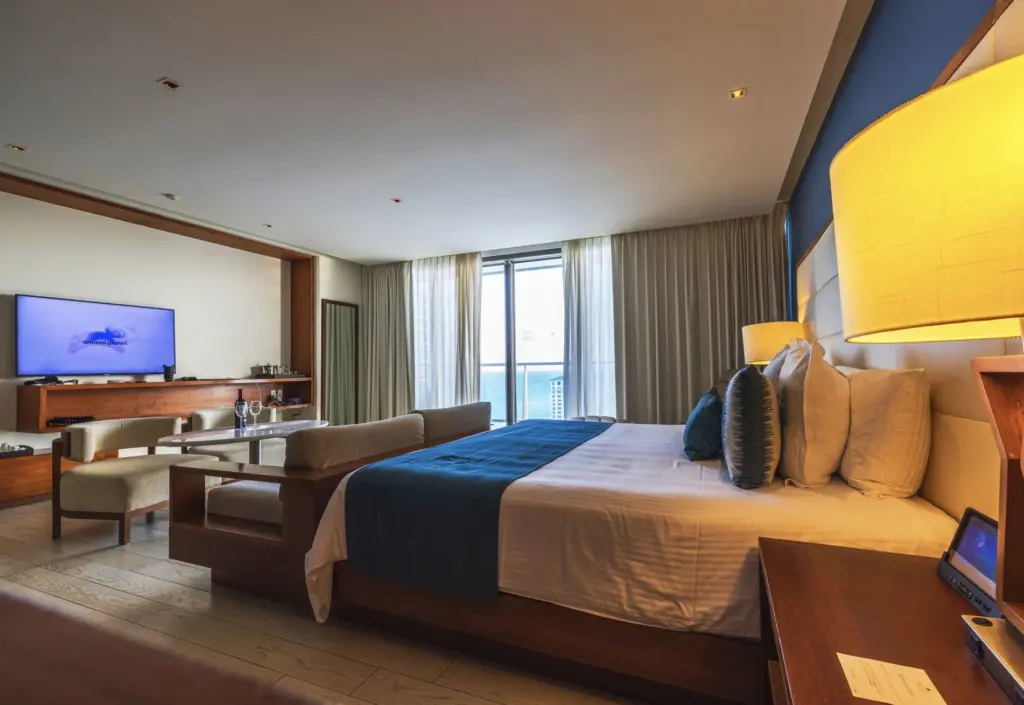 Hotel-room-interior-multiple-pillows.