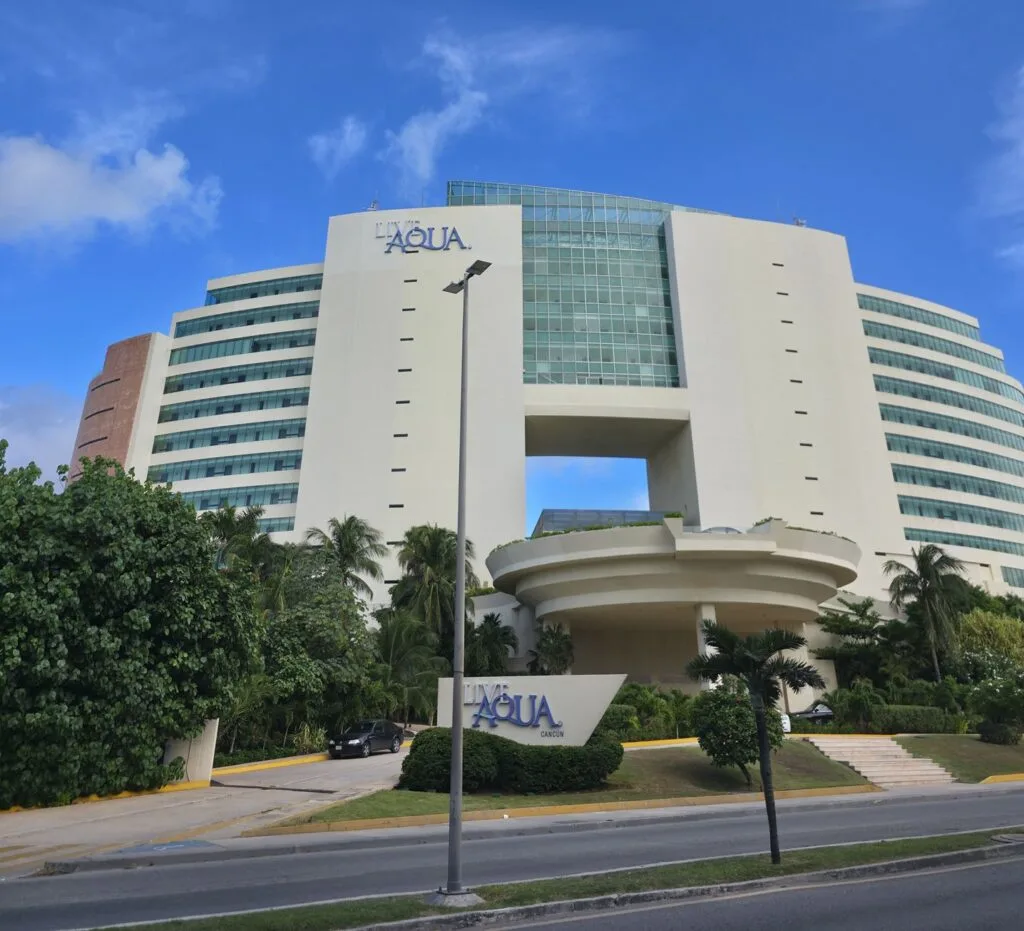 Resort front Entrance Live Aqua