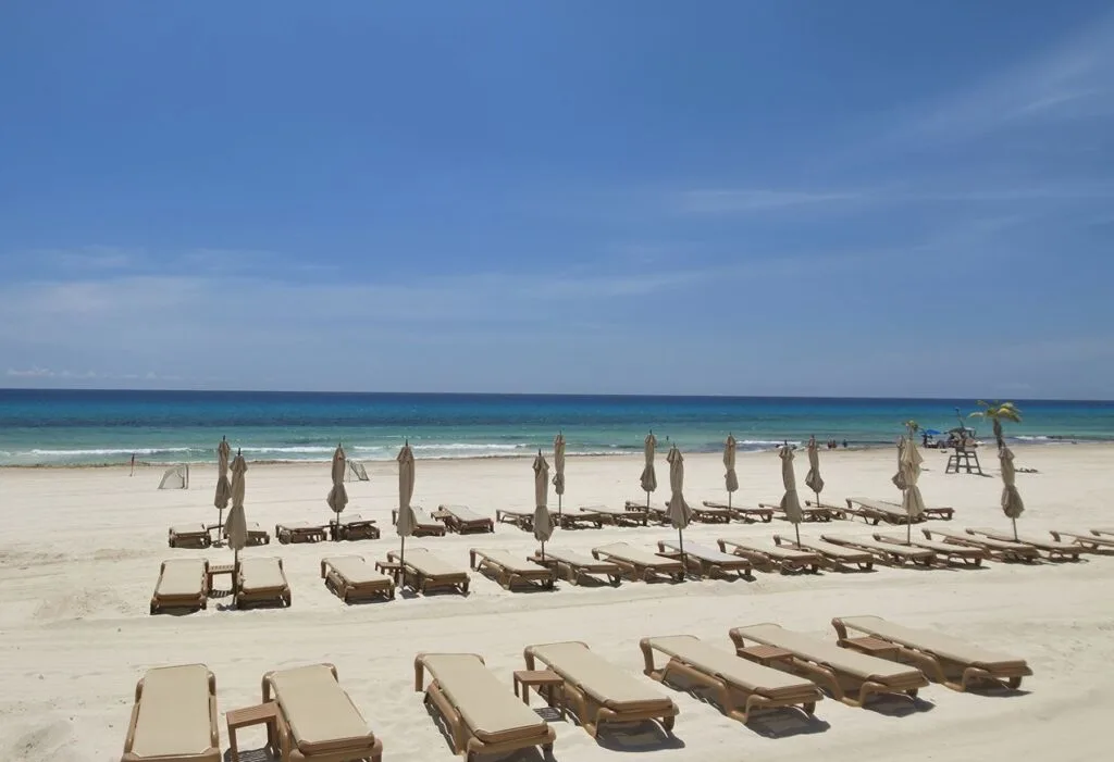 Sargassum Levels Begin To Decrease In Cancun As 'Tapering'&nbsp;Season&nbsp;Begins