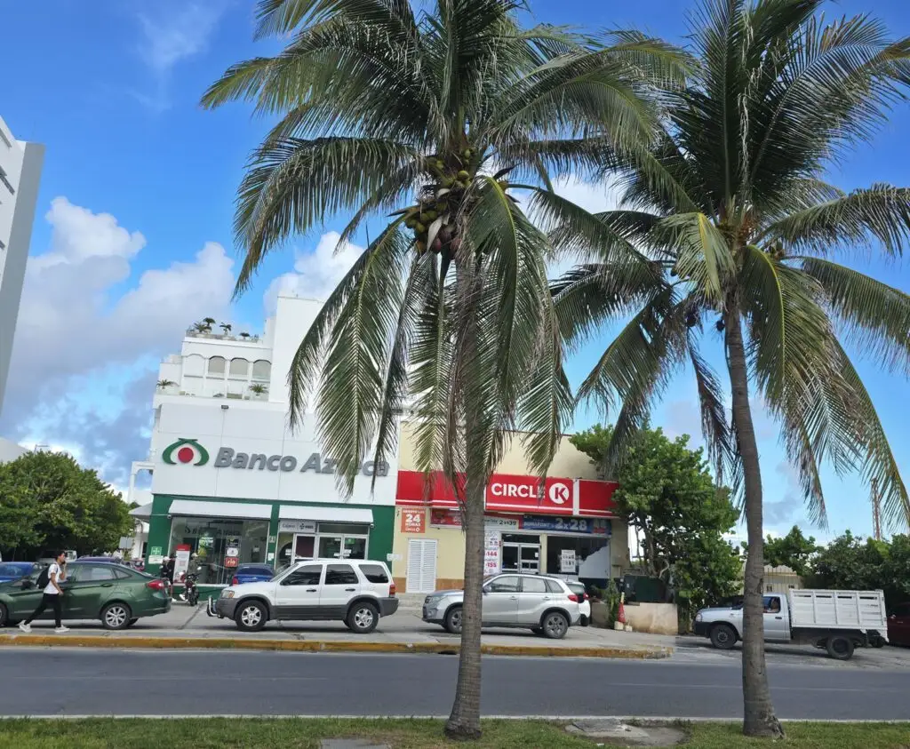 Ubers in Cancun on street