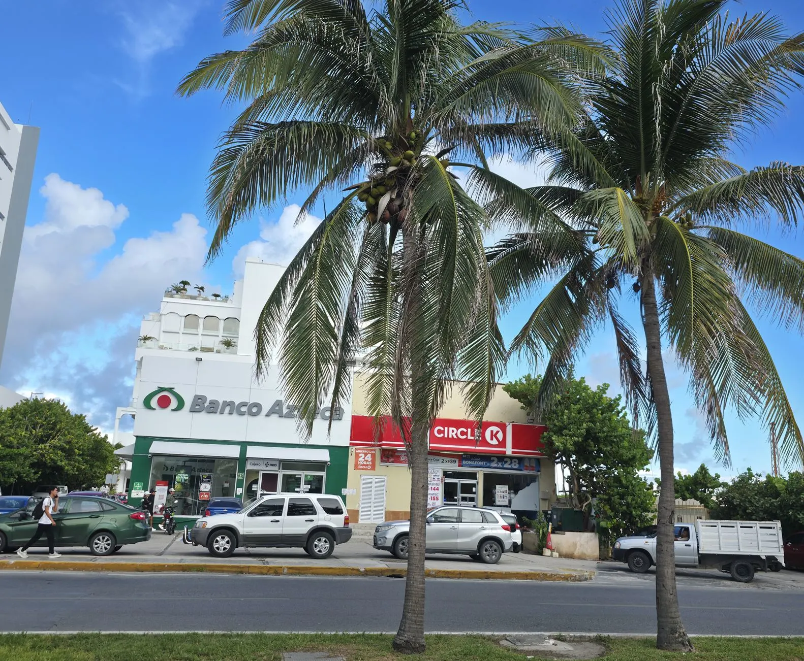 Ubers in Cancun on street