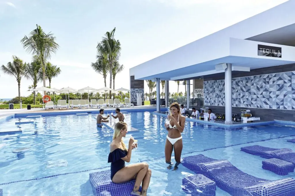 Riu Poolside bar