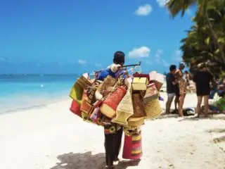 Cancun Authorities Crack Down On Illegal Beach Vendors Selling These Items