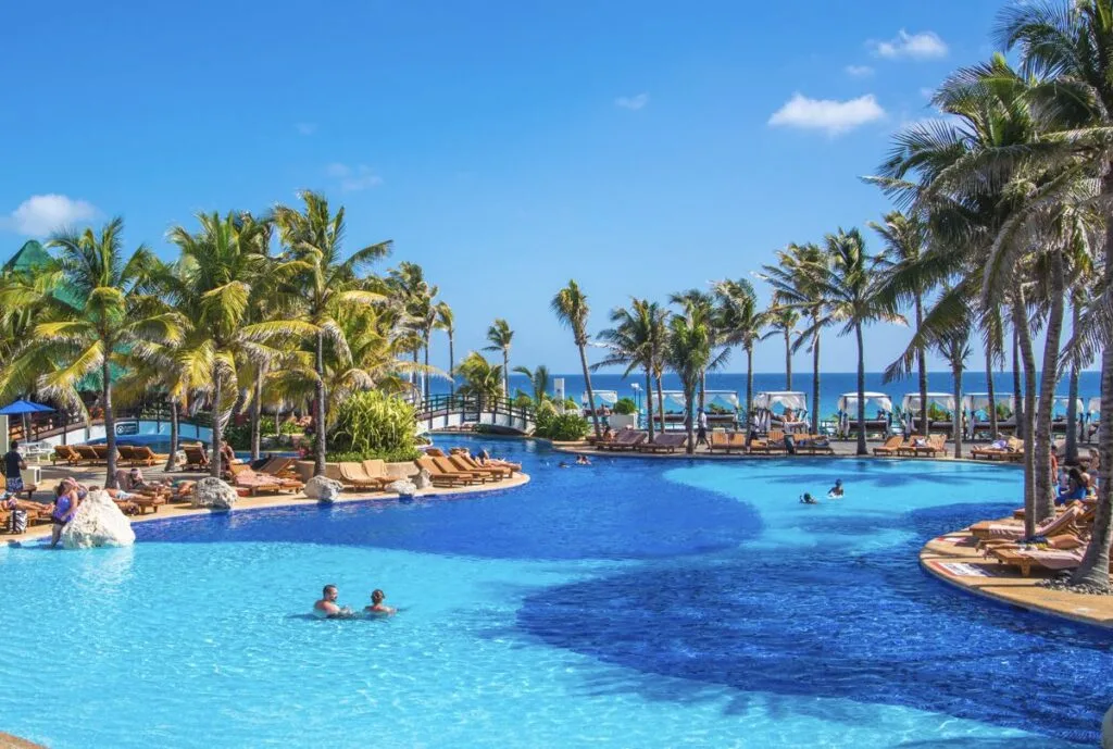 Cancún y Punta Cana ven un aumento en los turistas internacionales mientras Cuba y Jamaica enfrentan niveles de crisis