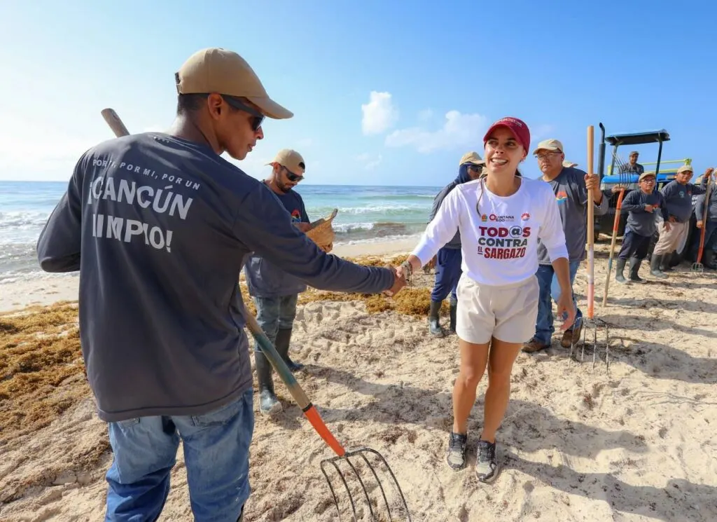 Mayor Shakes Hands With Sargassum Clean Up