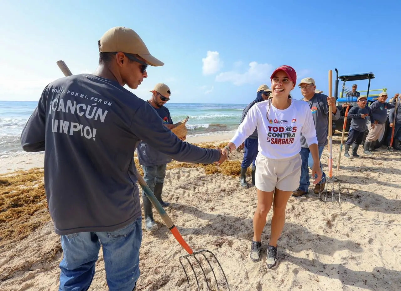 Mayor Shakes Hands With Sargassum Clean Up