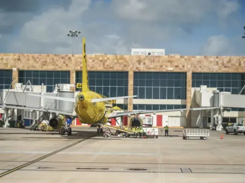 Planes-at-gates-at-Cancun-Airport-1200x886.jpg