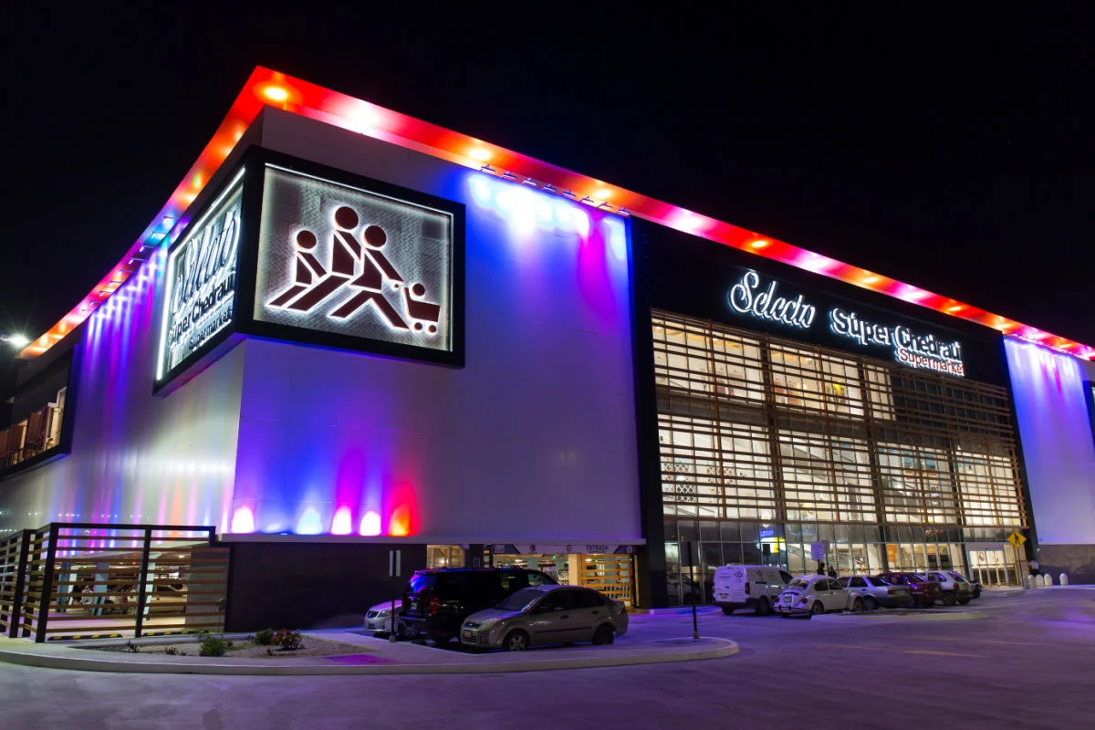 The new Super Chedraui Selecto Supermarket at Zona Hotelera in the evening