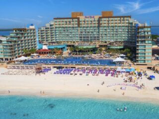Top 3 Cancun Resorts With The Best Pool Entertainment For 2026