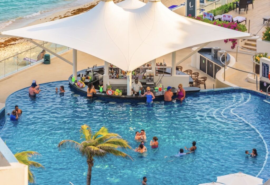 These Are The Staff Who Get Tipped The Most At Cancun Resorts