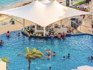 These Are The Staff Who Get Tipped The Most At Cancun Resorts