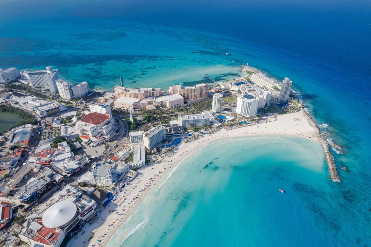 A tranquil sunset over Playa Forum in Cancún