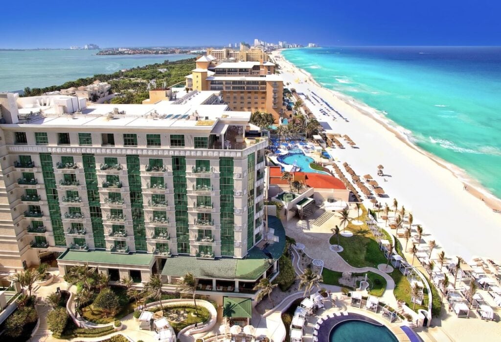 The Unspoken Rules Of Leaving 'Gifts' For Other Guests At Cancun Resorts