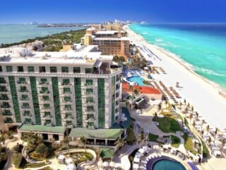 The Unspoken Rules Of Leaving 'Gifts' For Other Guests At Cancun Resorts