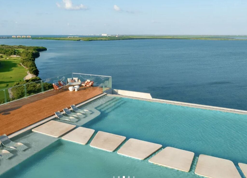 Mondiran Roof top pool