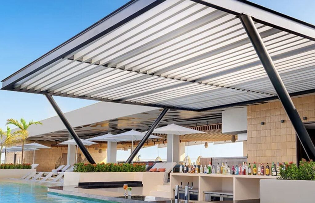 Swim up bar Mondrian