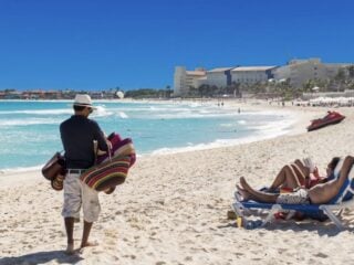 The Top 5 Mistakes Travelers Make When Dealing With Cancun Beach Vendors