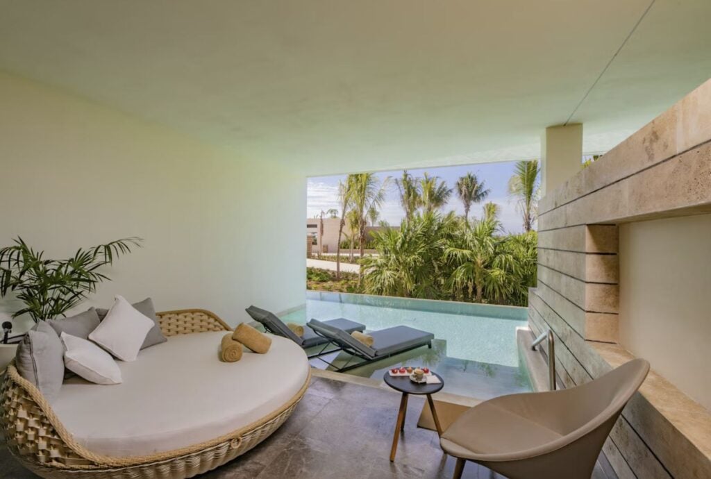 Atelier swim out suite