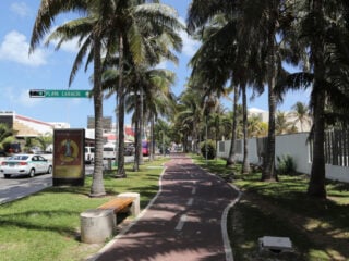 Cycle path in the tourist area of Cancun, next to Boulevard Kukulcan Avenue. Directions to Caracol beach.