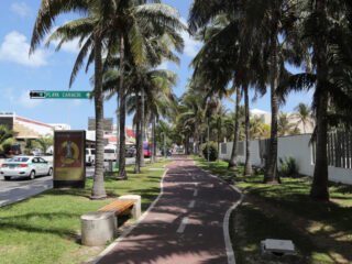 Cycle path in the tourist area of ​​Cancun, next to Boulevard Kukulcan Avenue. Directions to Caracol beach.