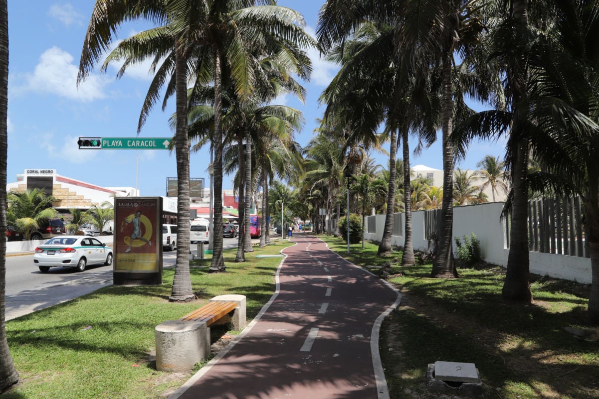 Cycle path in the tourist area of ​​Cancun, next to Boulevard Kukulcan Avenue. Directions to Caracol beach.
