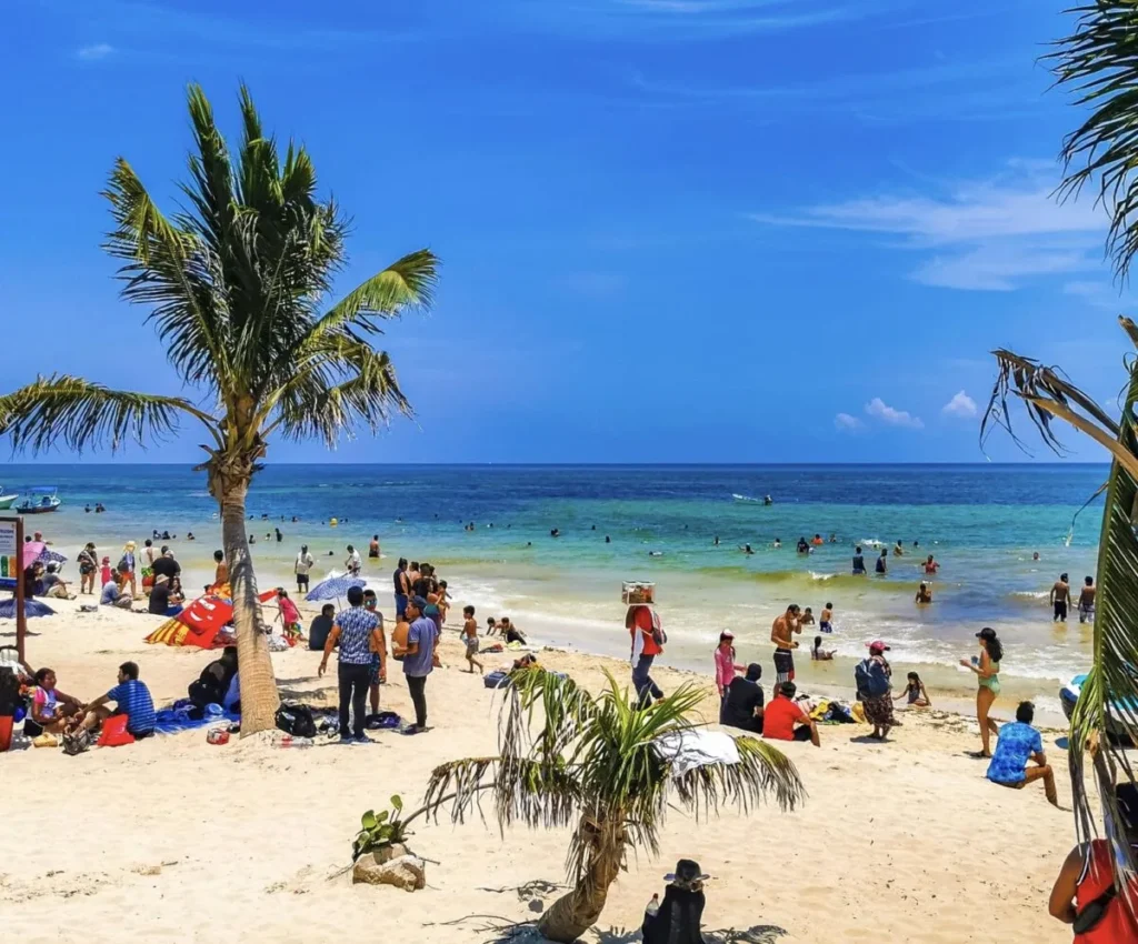 Busy-beach-near-Cancun